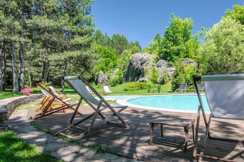 Бар край басейна